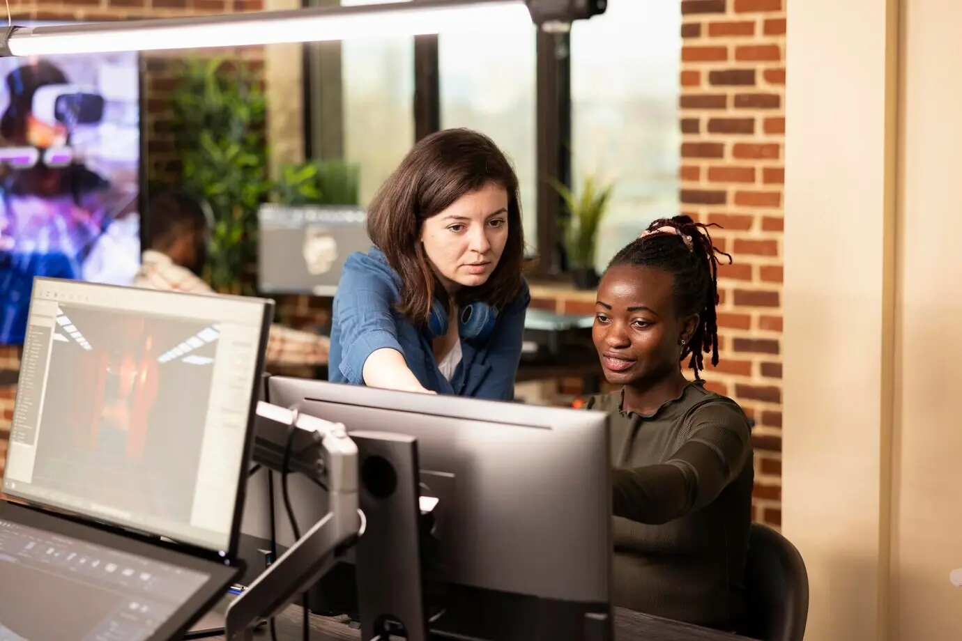 창의적인 프로젝트를 분석하는 여성들