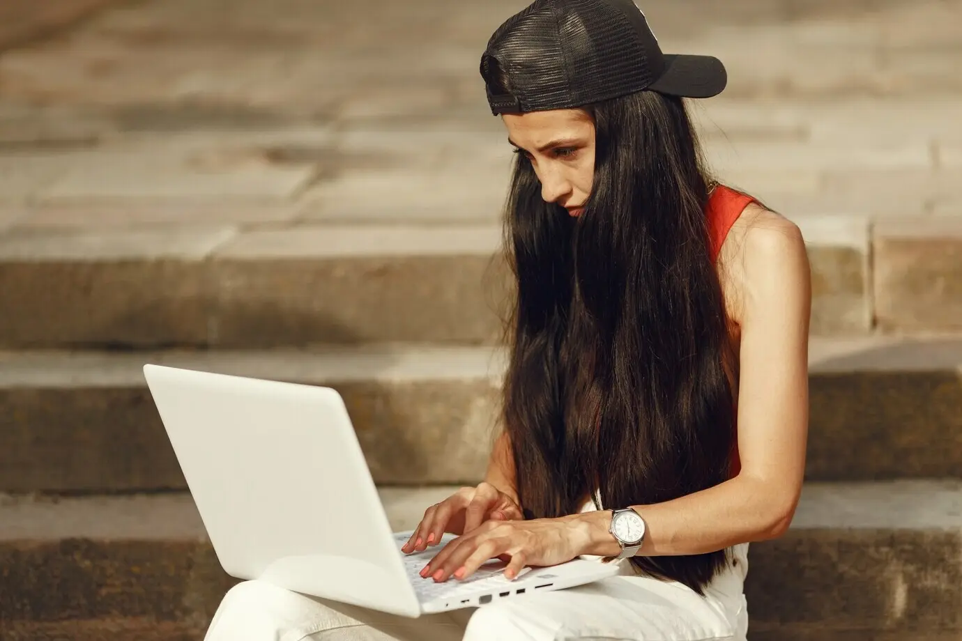 봄의 도시 속 여성. 노트북을 소지한 숙녀. 계단에 앉아 있는 소녀.