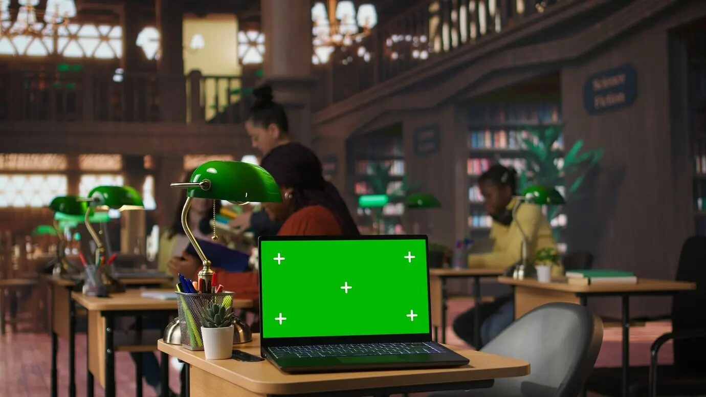 다양한 여학생들이 목업 화면 옆에서 교수들과 함께 숙제를 한다