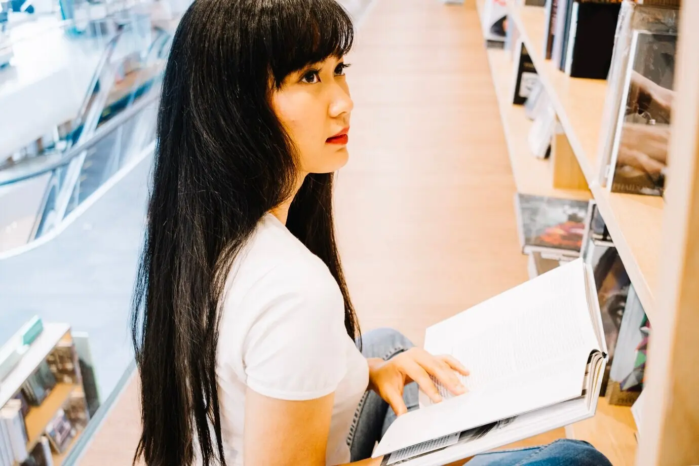 책을 든 아시아계 소녀